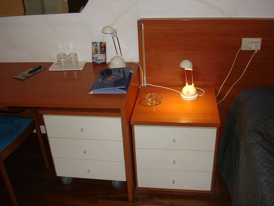 Störende Stromkabel über Kopfkissen (Zimmer 101) Hotel Casmona