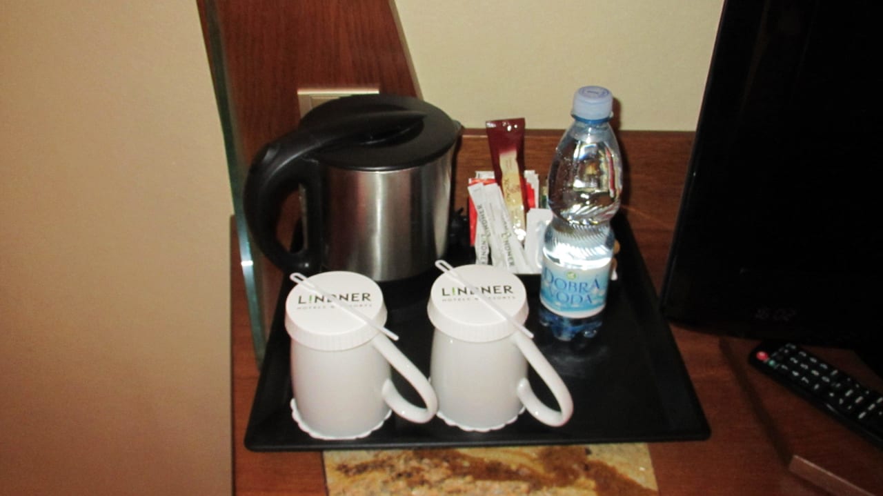Zwei Tassen, Wasser, Wasserkocher, Instantkaffee Lindner Hotel Prague Castle, part of JdV by Hyatt