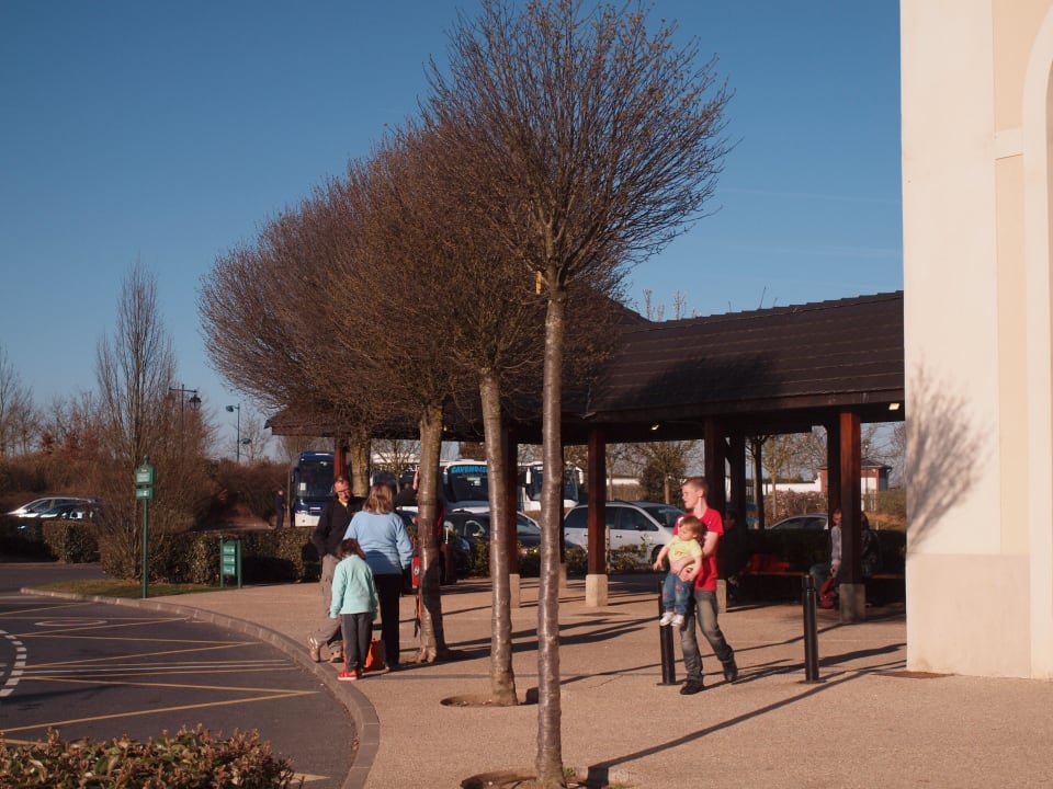 Shuttlehaltestelle am Eingang Campanile Val de France