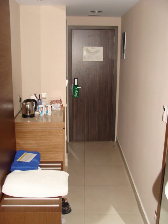 Przedpokój z lodówka i szafką na buty Olympic Palace Resort Hotel & Convention Center