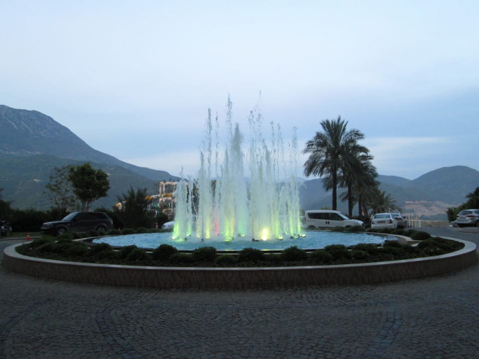 Фонтан на входе Hotel Goldcity Tourism Complex