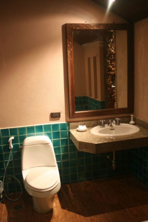 Das Badezimmer im Grand Deluxe Bungalow The Fair House Beach Resort