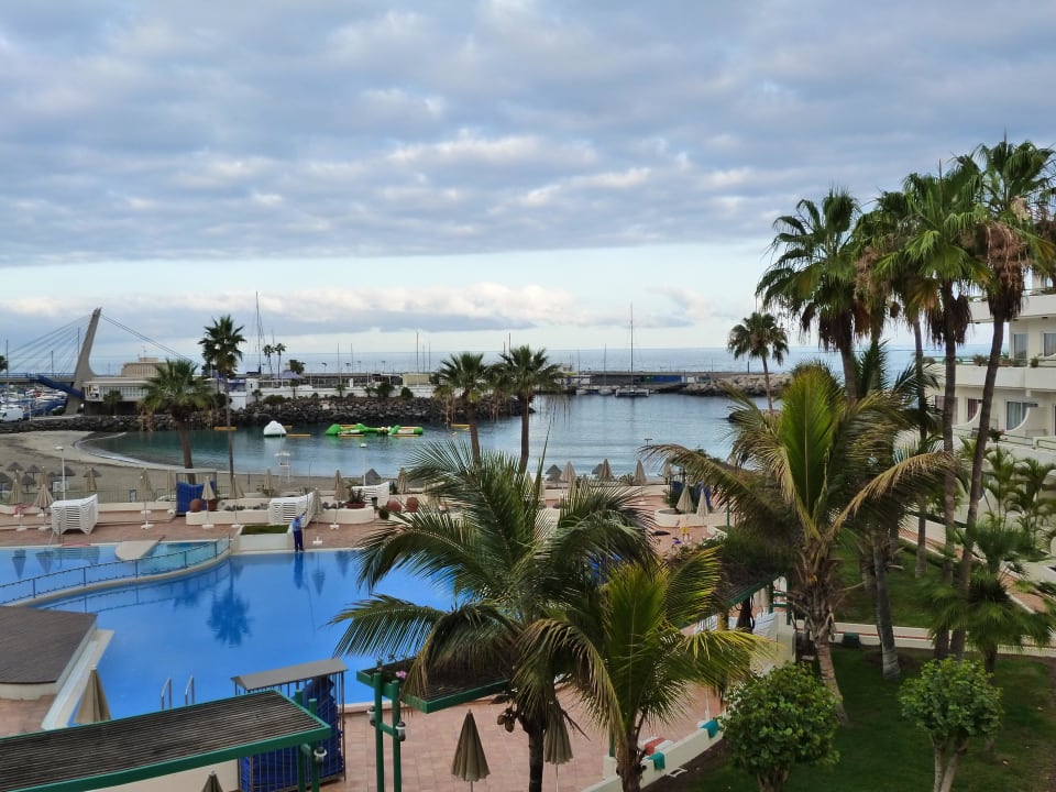 Blick zum Pool und Strand HOVIMA La Pinta Beachfront Family Hotel
