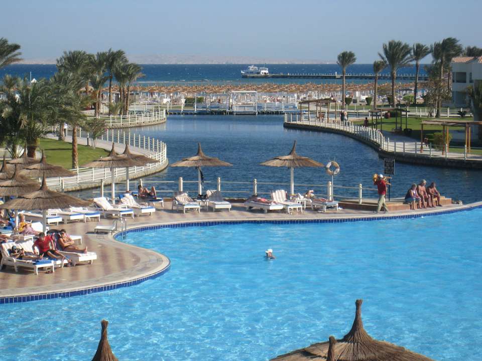 Pool mit Kanal zum Strand Pickalbatros Dana Beach Resort - Hurghada