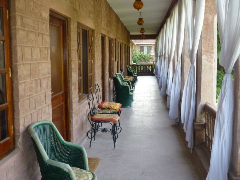 Offener Gang zu den Zimmern, mit Fenstern auf den  Hotel Ranbanka Palace