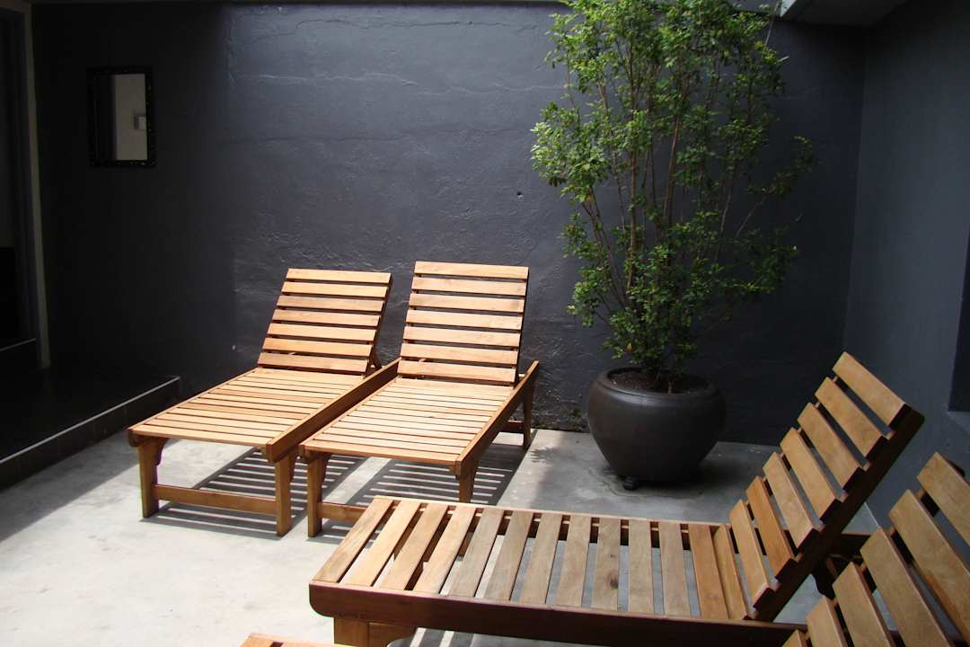 Leżaki na małym patio Wassup Youth Hostel