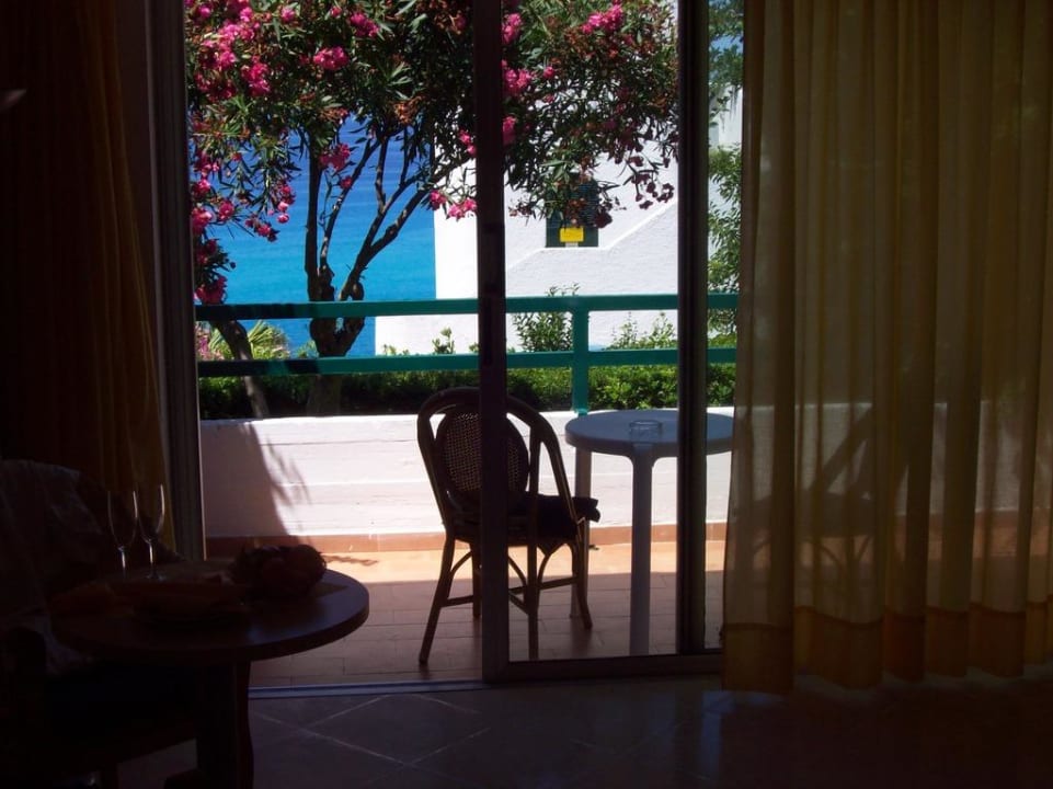Balkon mit Blick auf Oleander und türkisfarb. Meer Aldiana Club Rocca Nettuno Calabria
