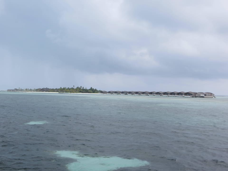 Ausblick vom Villensteg auf die Nachbarinsel Adaaran Select Hudhuran Fushi - Premium All Inclusive