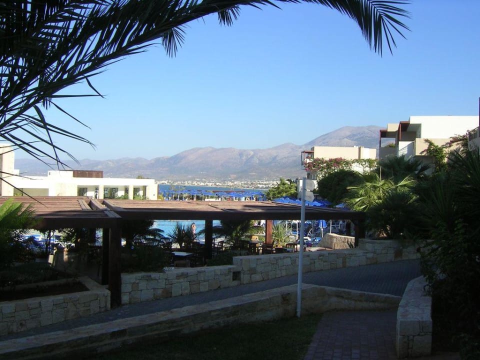 Sicht von Parterre-Zimmer auf Pool und Meer Grand Hotel Holiday Resort