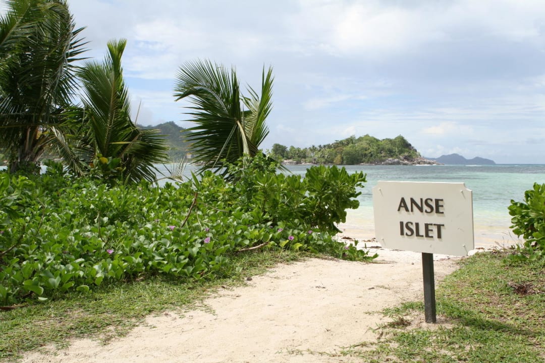 Vom Südstrand - im Hintergrund die Anse Islet Constance Ephelia