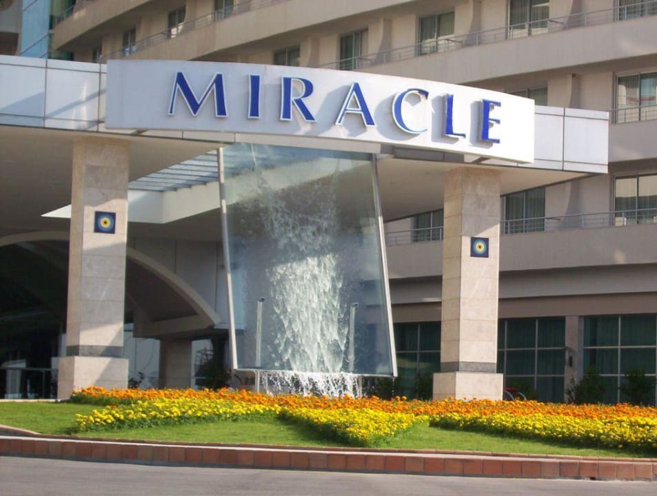 Eingang Hotel Miracle Resort
