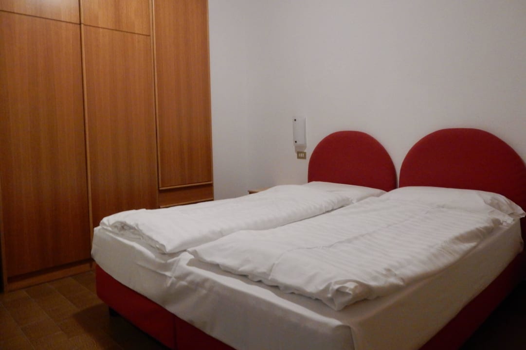 Betten im kahlen Raum Hotel Club Costaverde