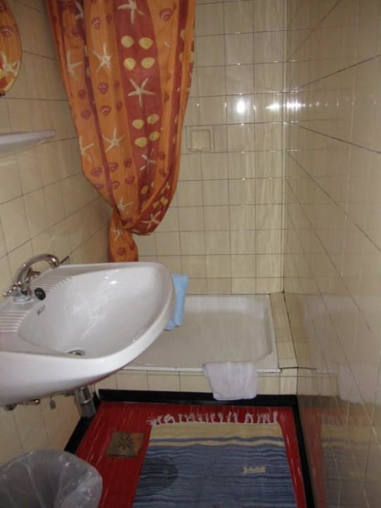 Die Dusche mit Schimmel und "modernen" Fliesen Pension Göschlberger