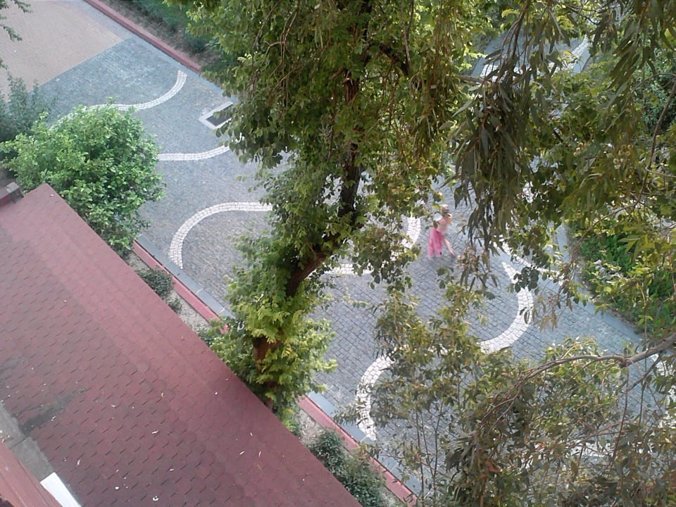 Balkon nach unten auf den Weg Hotel Sirma