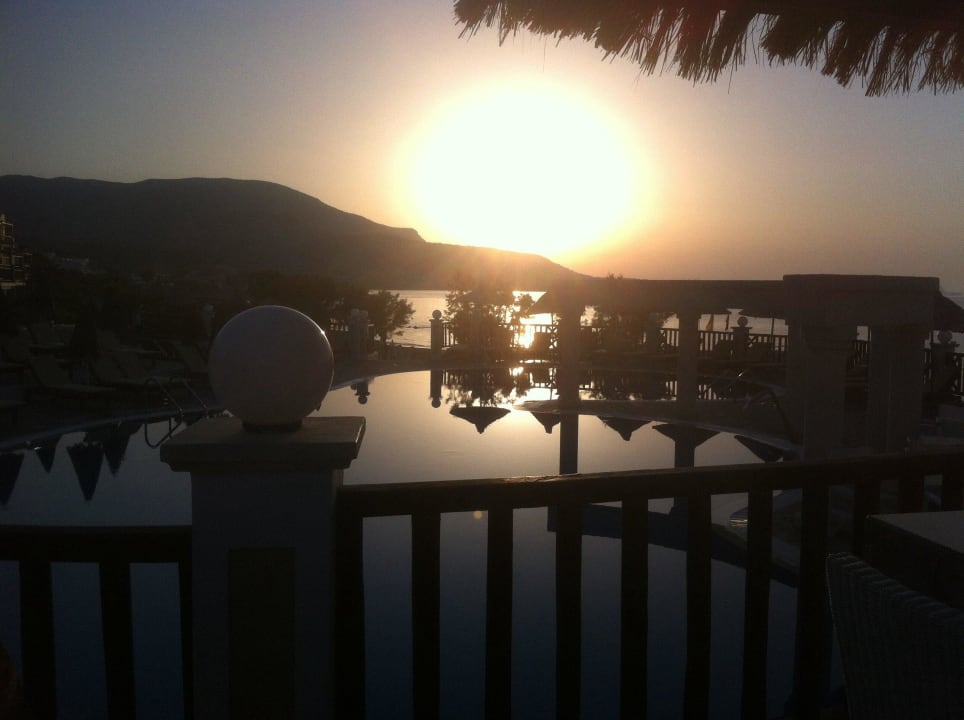 Sonnenuntergang an der Poolbar Alexander Beach Hotel & Village Resort
