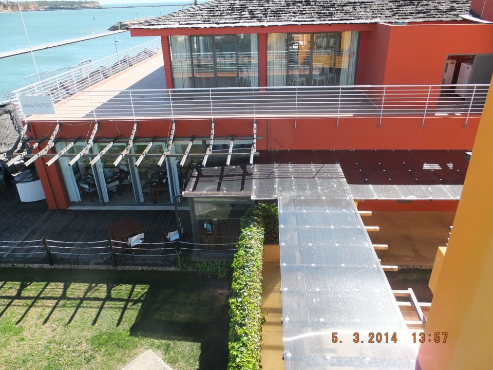 Überdachter Weg zum Restaurant NH Marina Portimão Resort