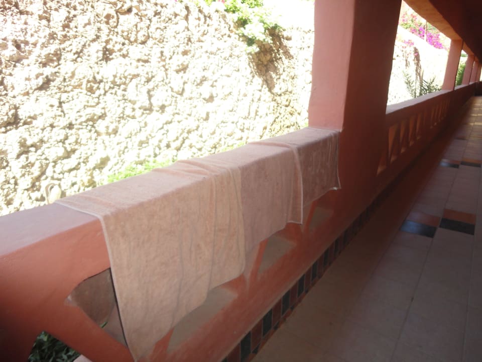 Suszenie ręczników przez obsługę hotelu Hotel Hauza Beach Resort