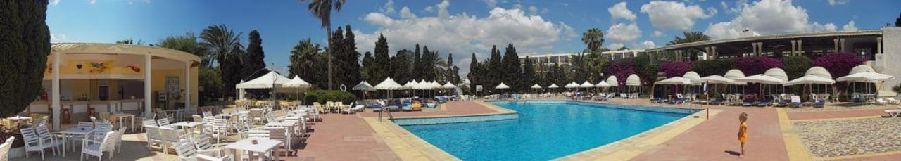 Hotelpool und Poolbar Royal Lido Resort & Spa