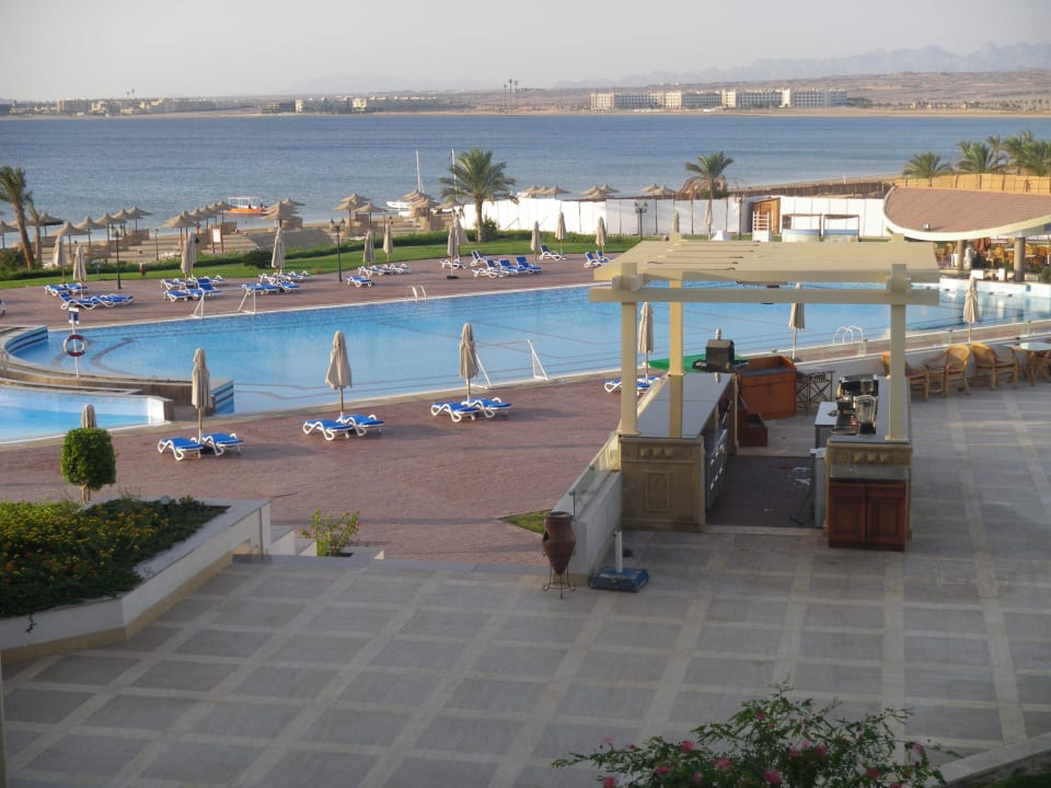 Blick auf Pool und Meer Old Palace Resort Sahl Hasheesh