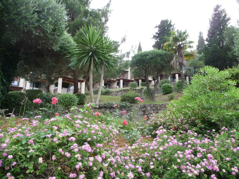 Gepflegter großzügiger Hotelpark Aeolos Beach Resort