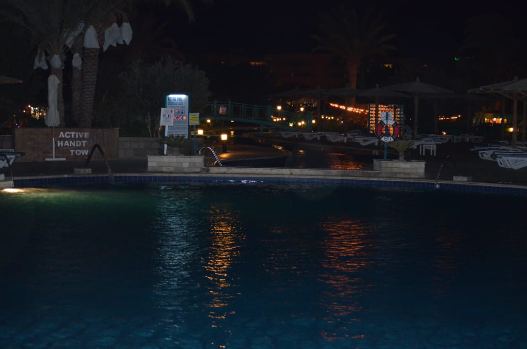 Bei Nacht Golden Beach Resort