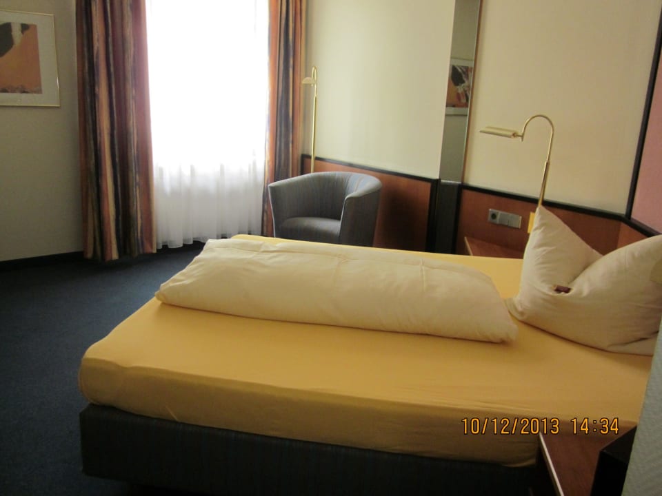 Zimmer 211 sehr bequemes Bett Hotel Neustädter Hof
