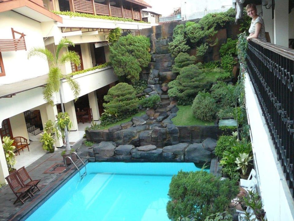 Pool im Innenhof Guest House Duta