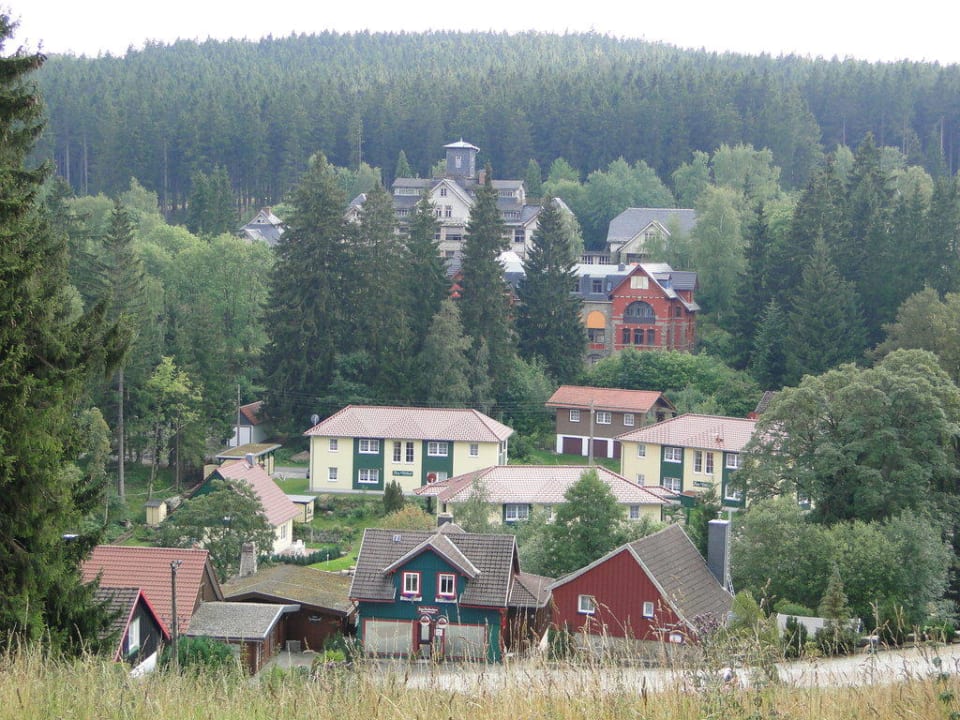 Die drei Appartmenthäuser aus Sicht der Rodelbahn Ferienanlage Zum Wildbach Schierke