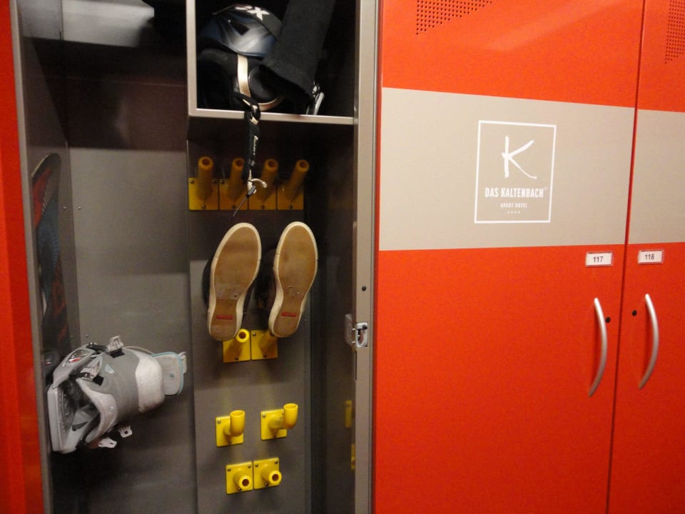 Eigener Depotschrank in der Talstation  Das Kaltenbach Aparthotel