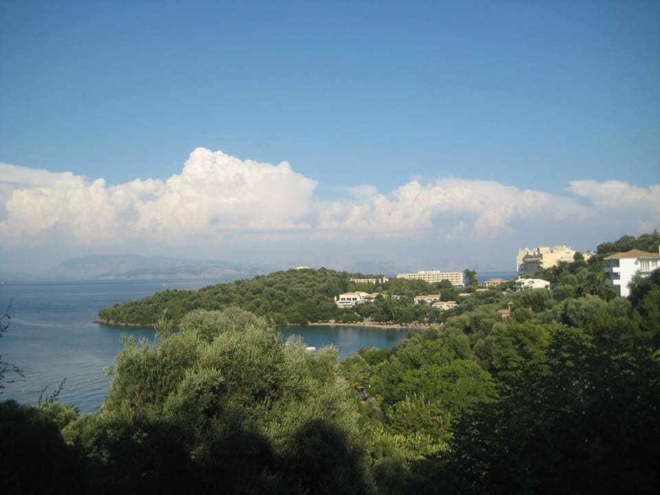 Tolle Aussicht von unserem Balkon Grecotel LUXME Daphnila Bay