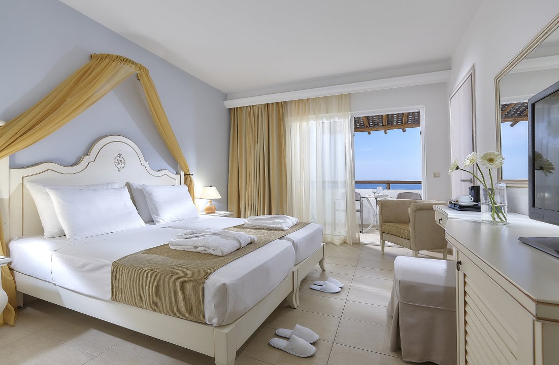 Zimmer Alexander Beach Hotel & Village Resort