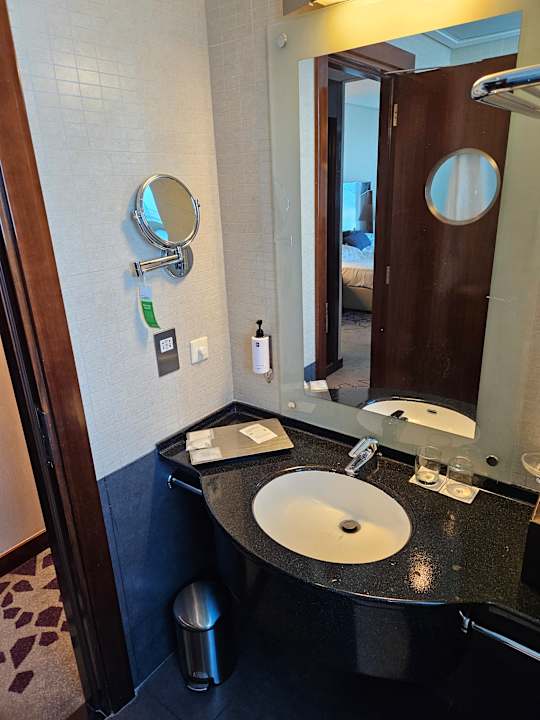 Zimmer Rose Rayhaan by Rotana