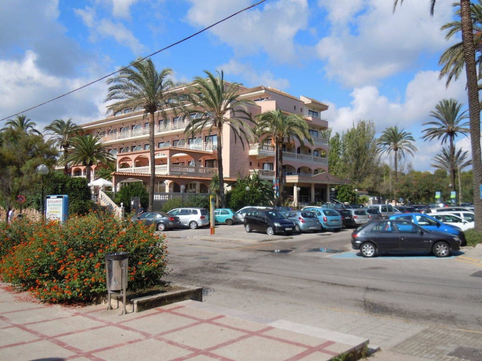 Blick von der Strandpromenade auf das Hotel R2 Lago Playa Park