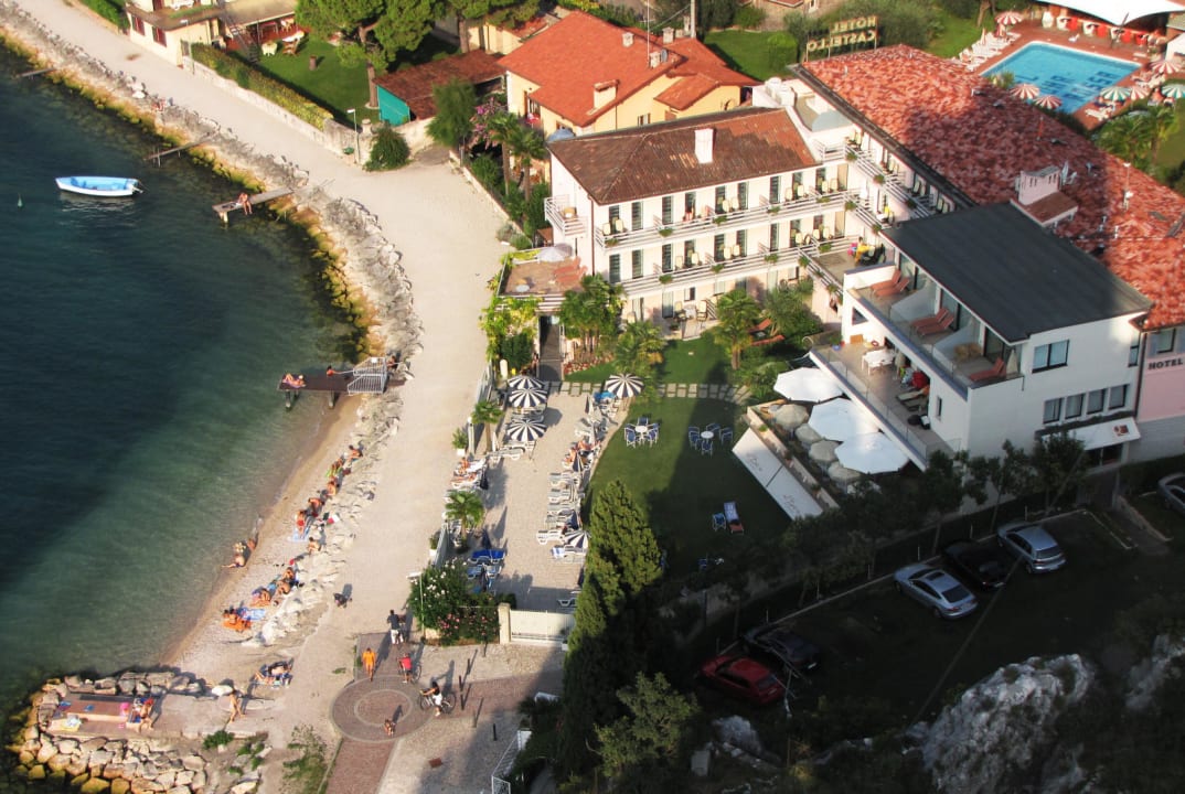 Blick von der Burg auf das Hotel Hotel Castello Lake Front