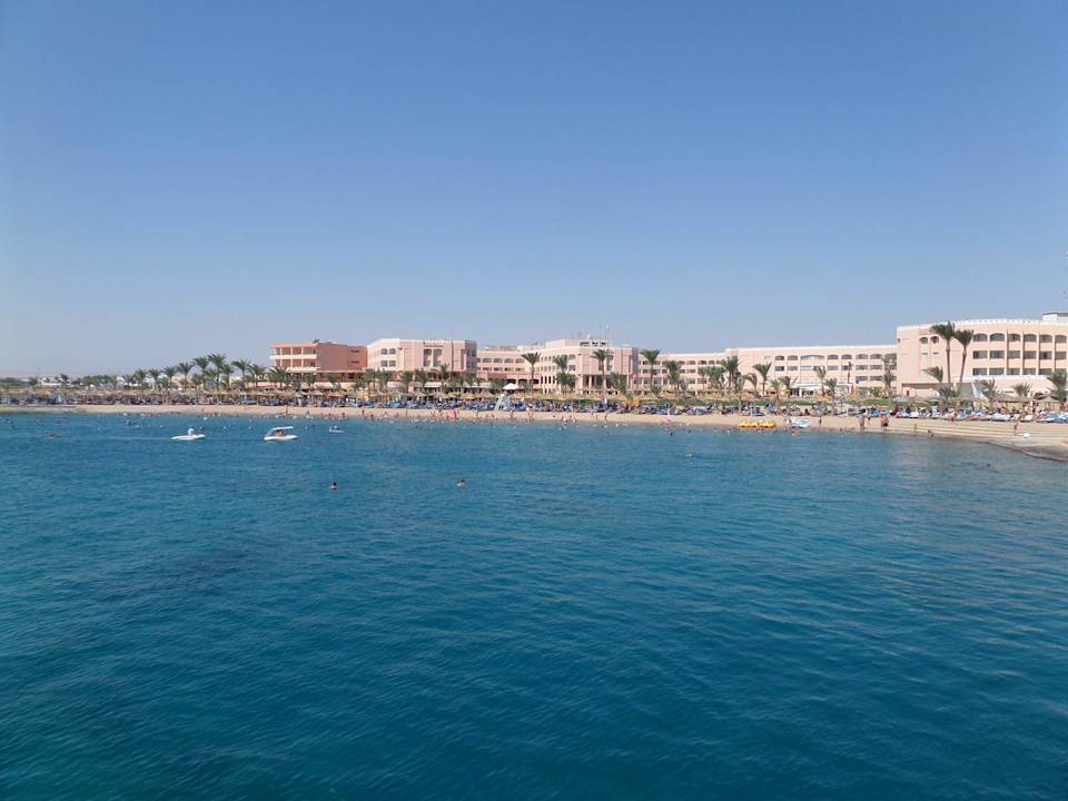 Ein Blick auf das Hotel vom Boot Beach Albatros Resort