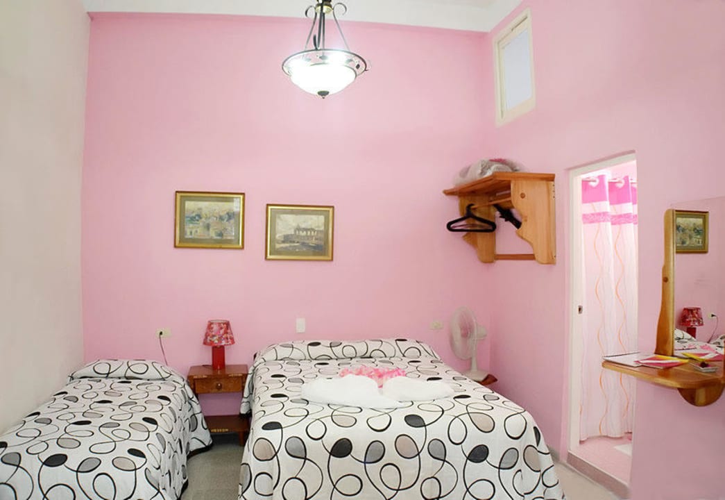 Cuarto rosado Beny and Roberto Hostel