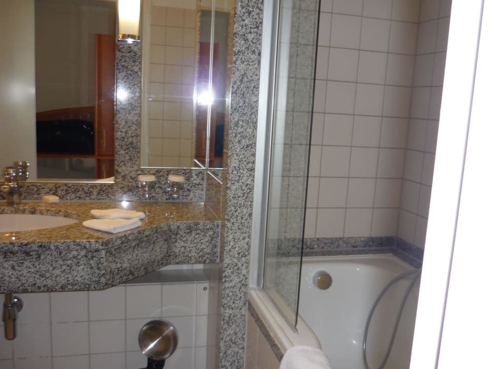 Blick ins Bad Hilton Munich Airport