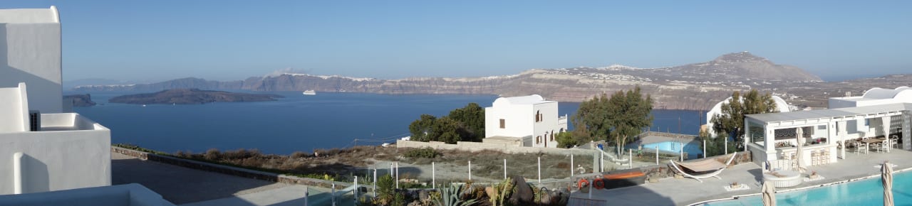 Blick auf Caldera und Pool Kalestesia Suites