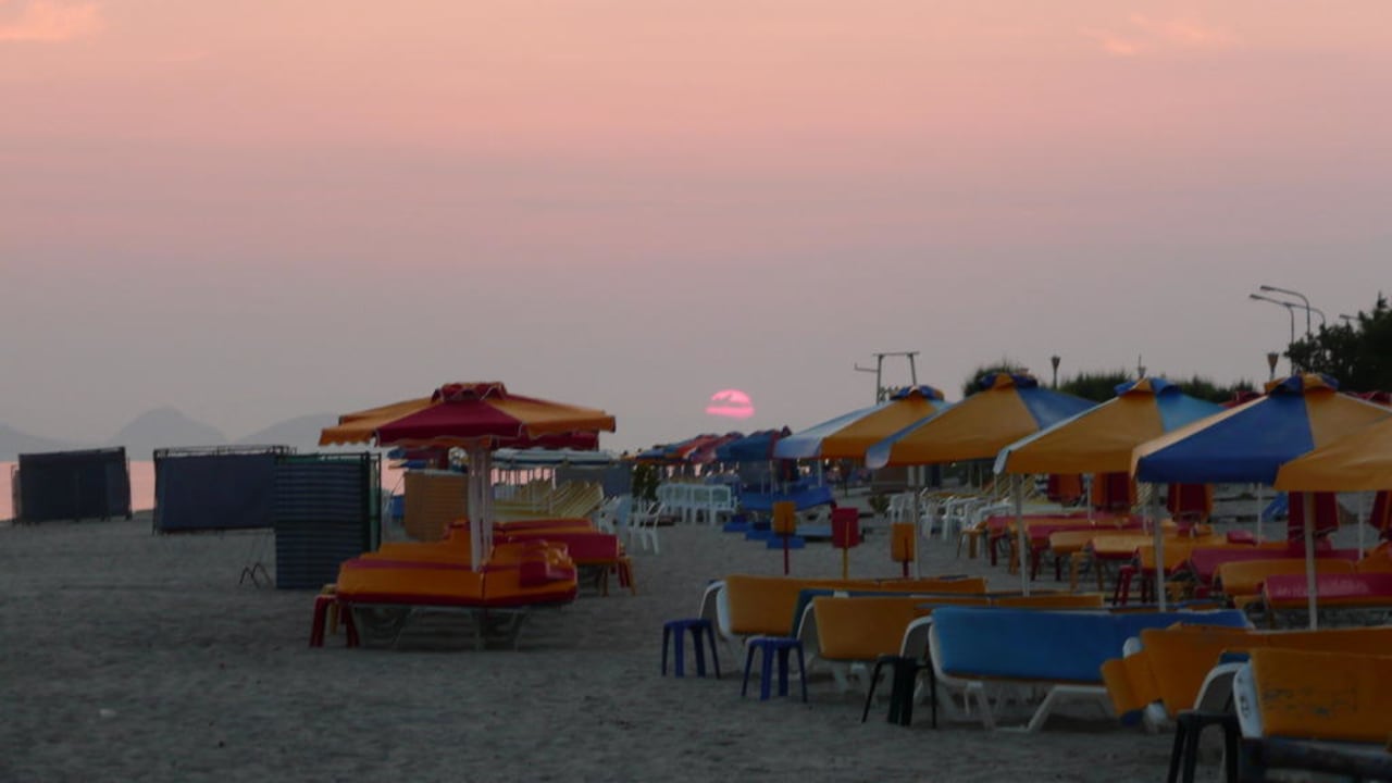 Morgens am Strand Sandy Beach Hotel & Family Suites