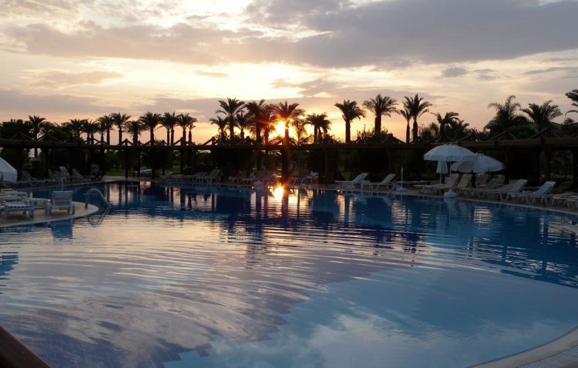 Sonnenuntergang am Pool Calimera Serra Palace