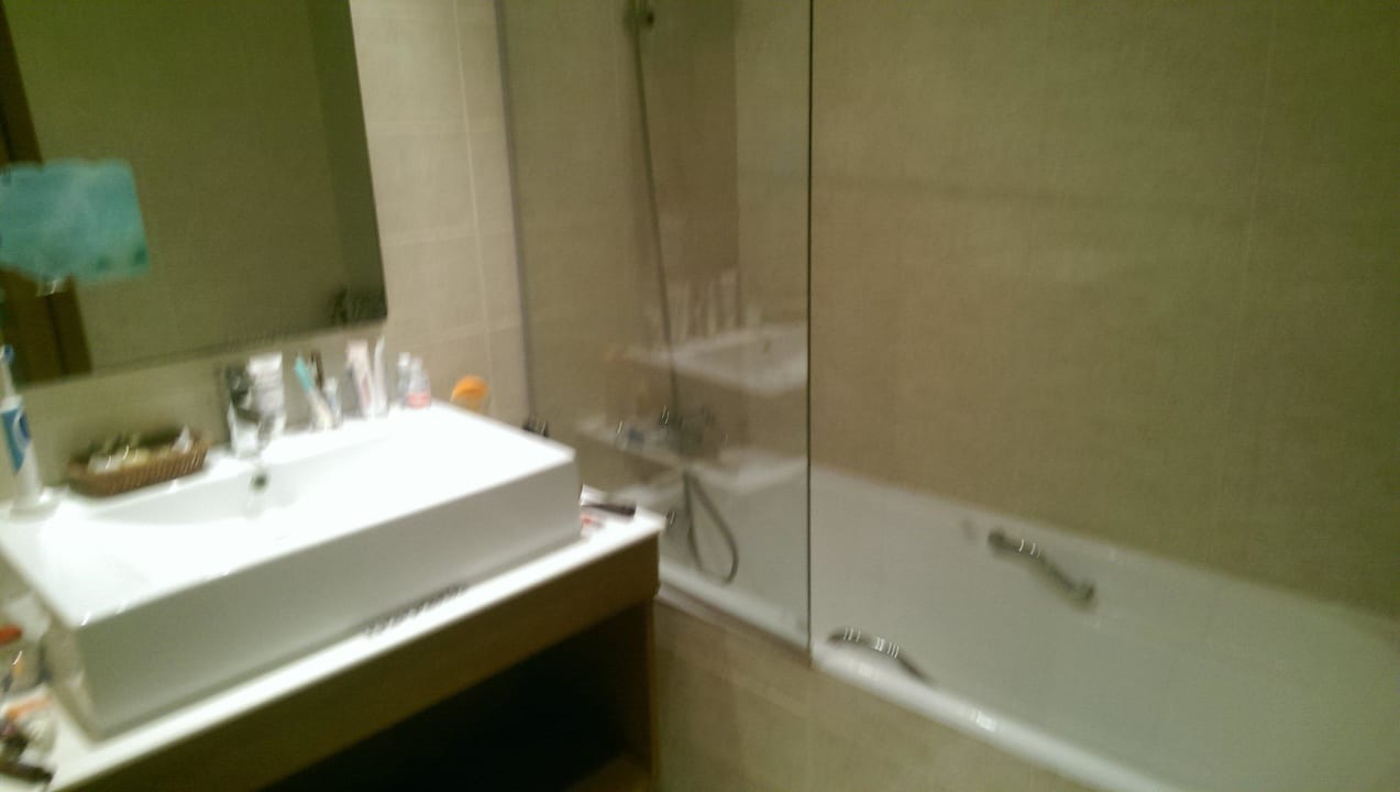 Badezimmer mit Badewanne und Duschvorrichtung... Vincci Helios Beach