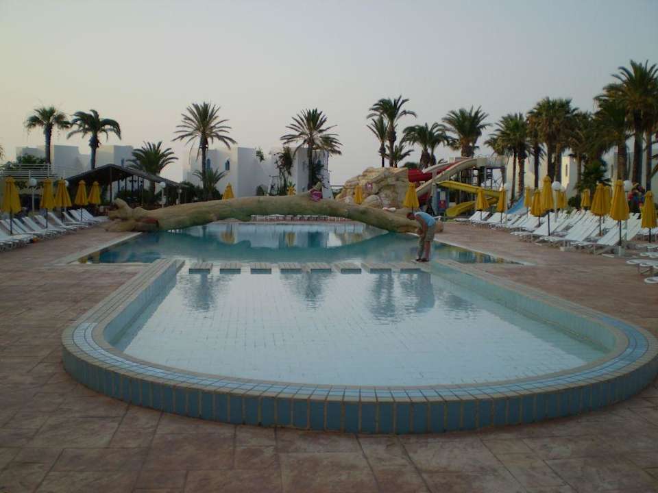 La piscine Ruspina Beach Resort
