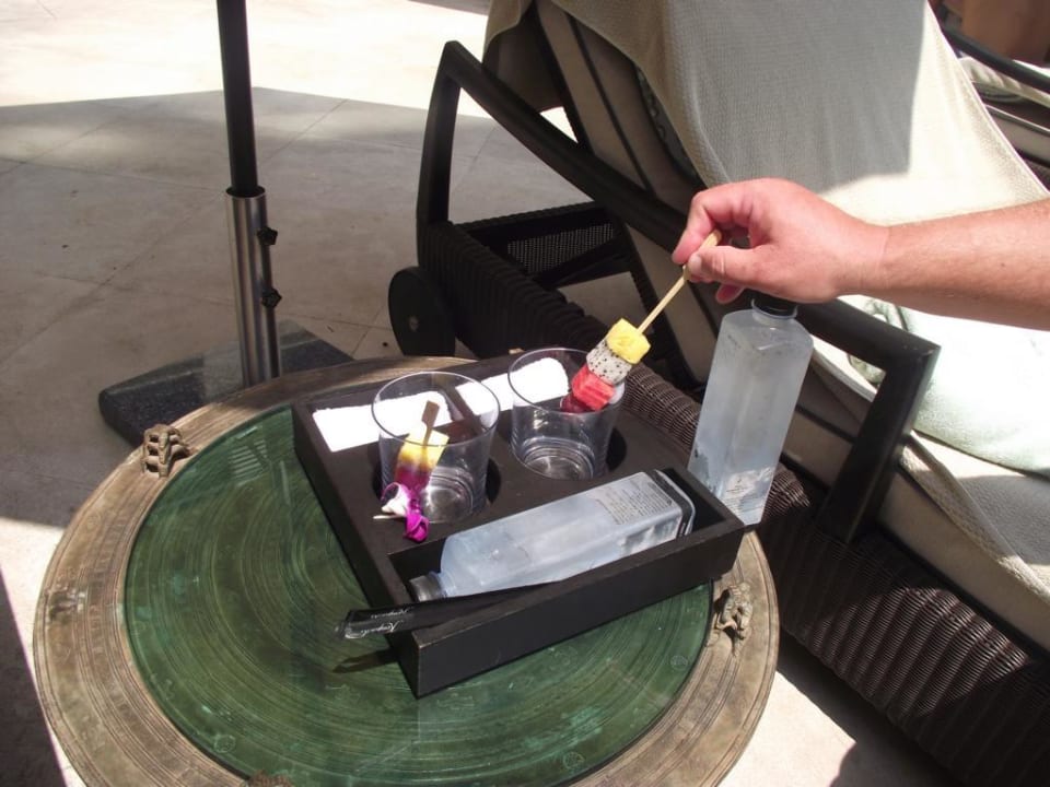 Eiswasser und Fruchtspießchen gehören zum Service Siam Kempinski Hotel Bangkok