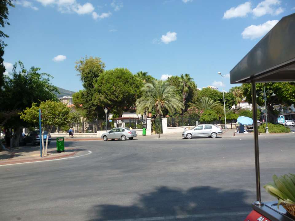 Улица, ведущая к пляжу Клеопатра Hotel Aslan City Kleopatra