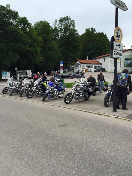 190 BMW R1200Cruiser vor dem Hotel Hotel Schillingshof