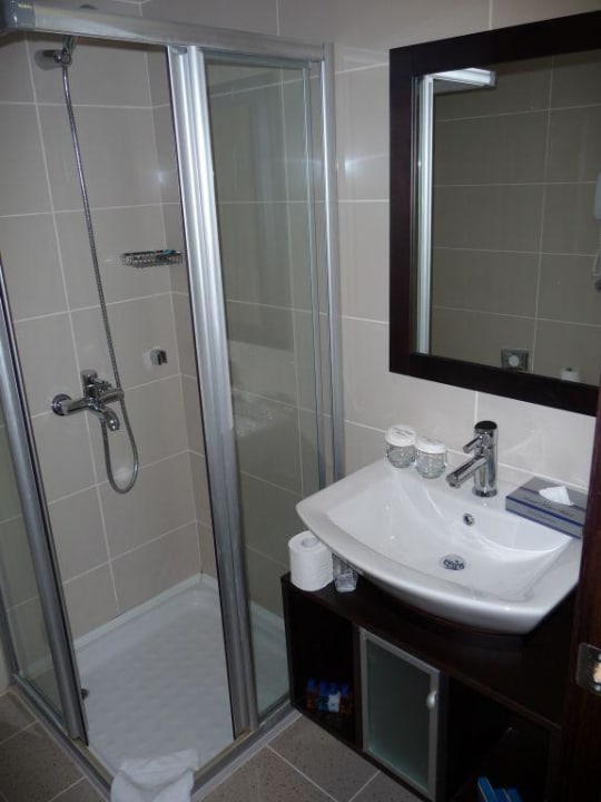 oberes Badezimmer mit Dusche Royal Wings Hotel