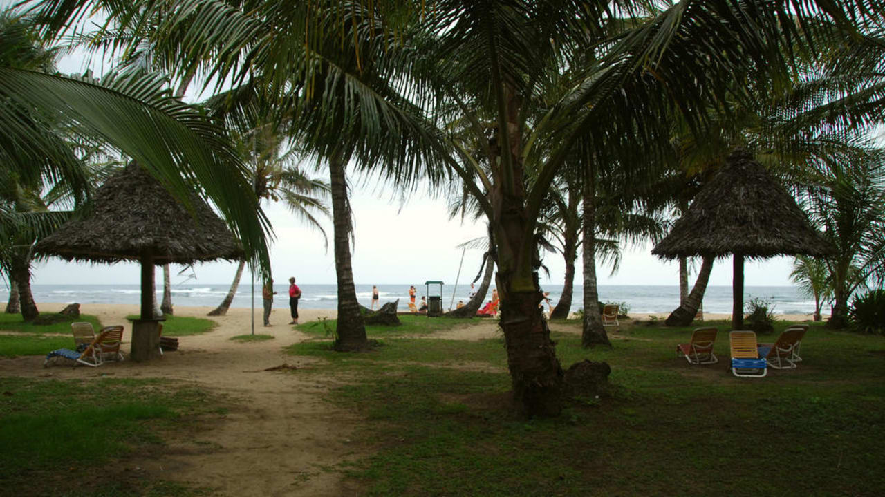 Weg zum Hotel-Strand Hotel Suerre Caribbean Beach