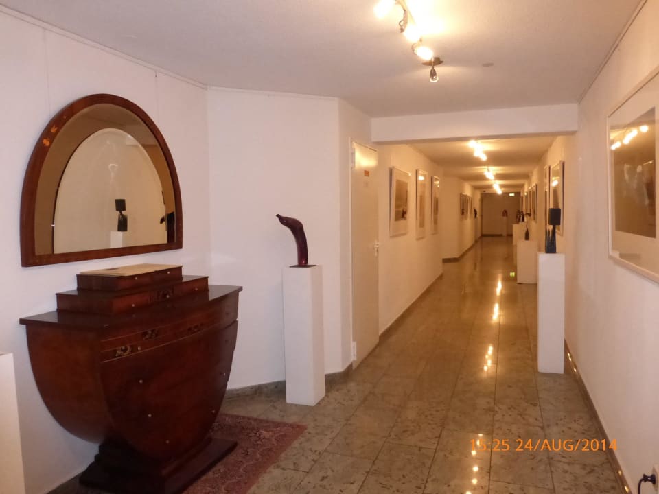 Gang zum Spa-Bereich mit Kunst zum Kaufen Residenz Seehotel Berlin Brandenburg