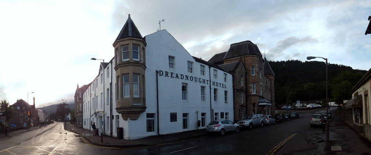 Panoramaaufname von vorn.  Dreadnought Hotel