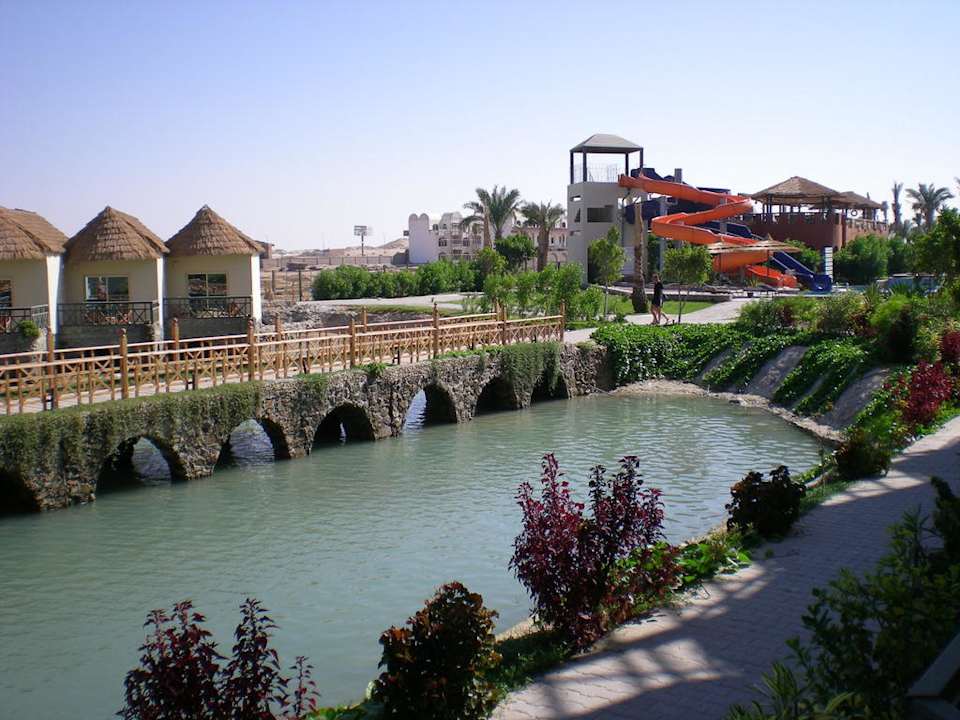 Widok z pokoju na fragment laguny Bellagio Beach Resort & Spa